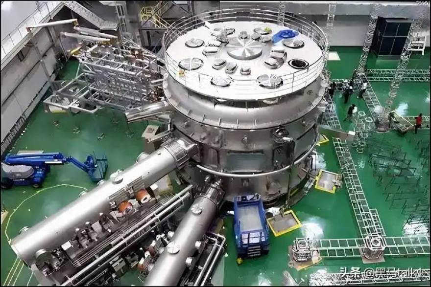 人人体育 编辑部整理AI芯片公开资料的工作场景